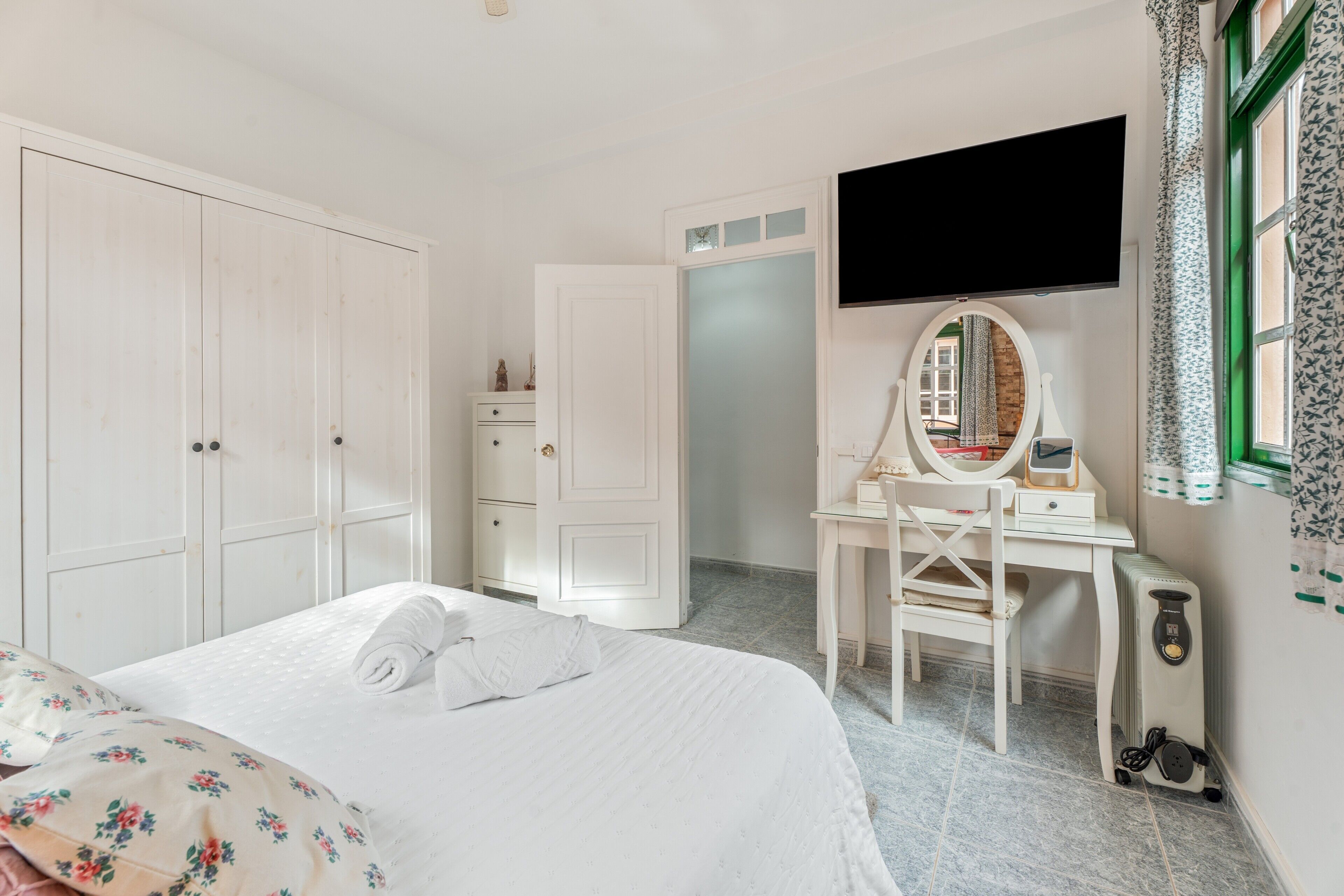 Strykjärn/strykbräda, wi-fi och sängkläder