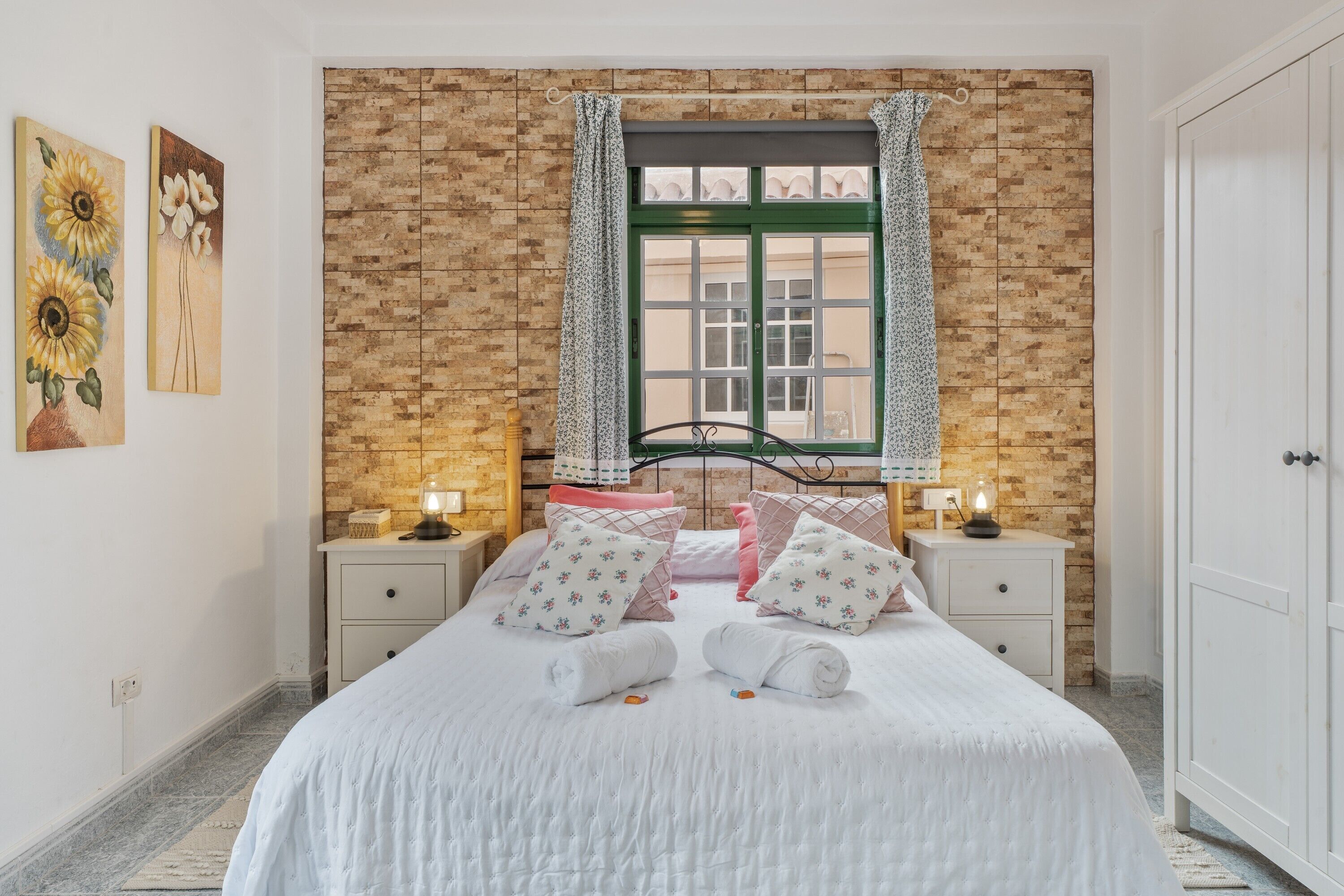 Tabla de planchar con plancha, wifi, ropa de cama