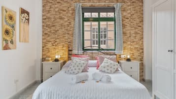 Tabla de planchar con plancha, wifi, ropa de cama