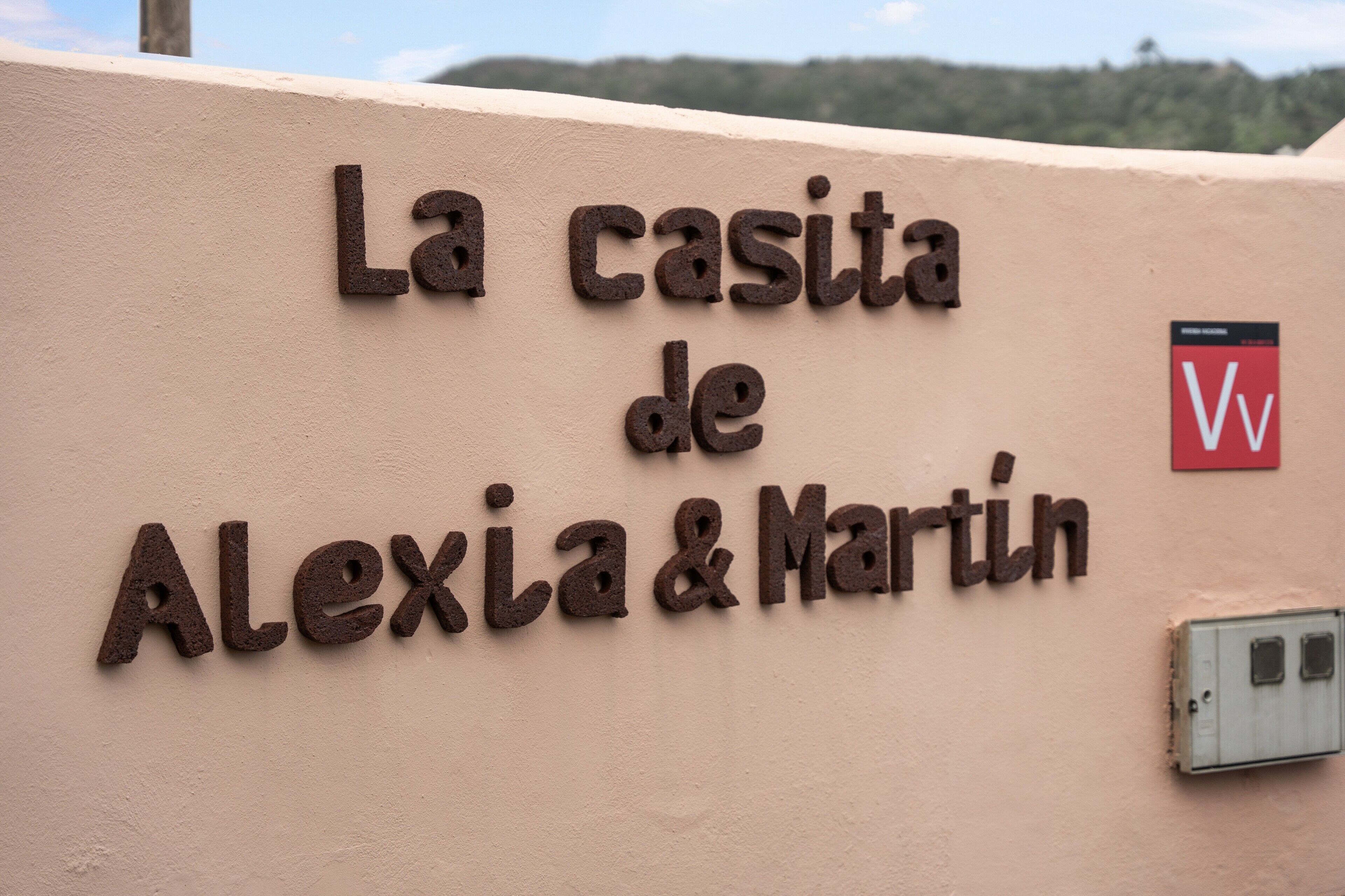 Een muur met de tekst 'La casita de Alexia & Martin', wat een locatie of naam van een etablissement aangeeft.