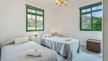 Tabla de planchar con plancha, wifi, ropa de cama