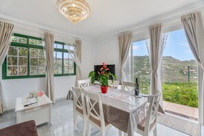 Dining - Holiday Home 'Pendiente' with Mountain Views, Wi-Fi and Air Conditioning (Agulo)