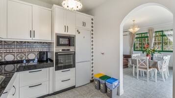 Frigorífico, microondas, horno y placa de cocina