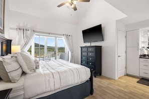 3 slaapkamers, een strijkplank/strijkijzer, reisbedje, wifi