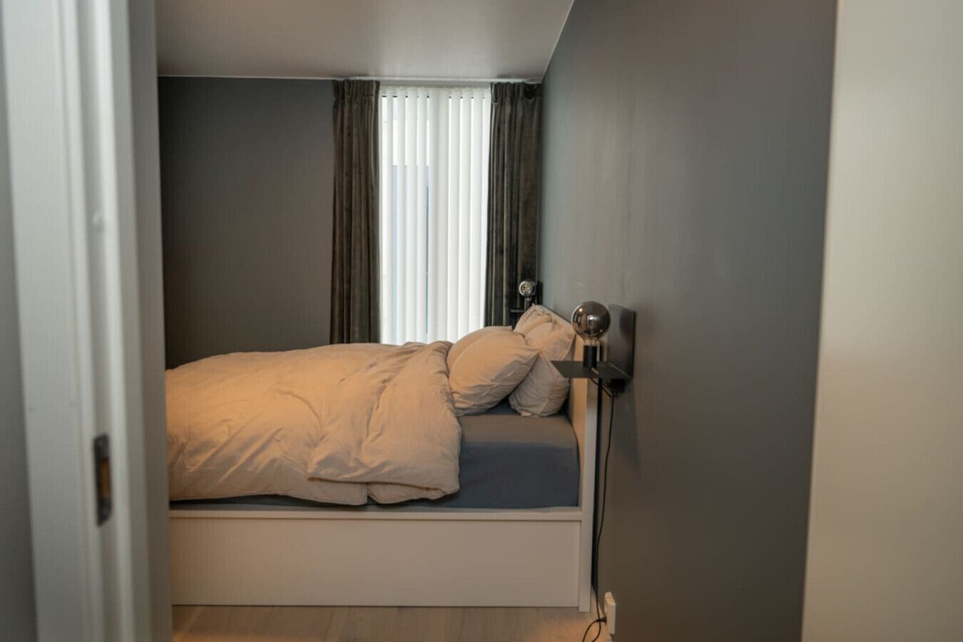 Työpöytä, silitysrauta/-lauta, vauvan matkasänky, Wi-Fi