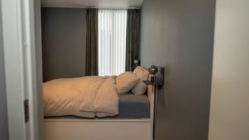 Työpöytä, silitysrauta/-lauta, vauvan matkasänky, Wi-Fi