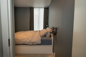 Een bureau, een strijkplank/strijkijzer, reisbedje, wifi