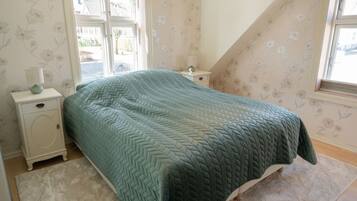 Planxa i posts de planxar, un bressol de viatge, wifi i roba de llit