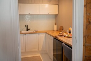 Køleskab, mikrobølgeovn, ovn, kogeplade