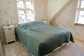 Silitysrauta/-lauta, vauvan matkasänky, Wi-Fi, vuodevaatteet