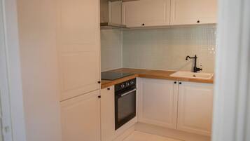 Kylskåp, mikrovågsugn, ugn och spishäll