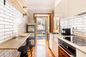 Fridge, microwave, oven, stovetop - Sunlit Historic Center Retreat (Lisbon)
