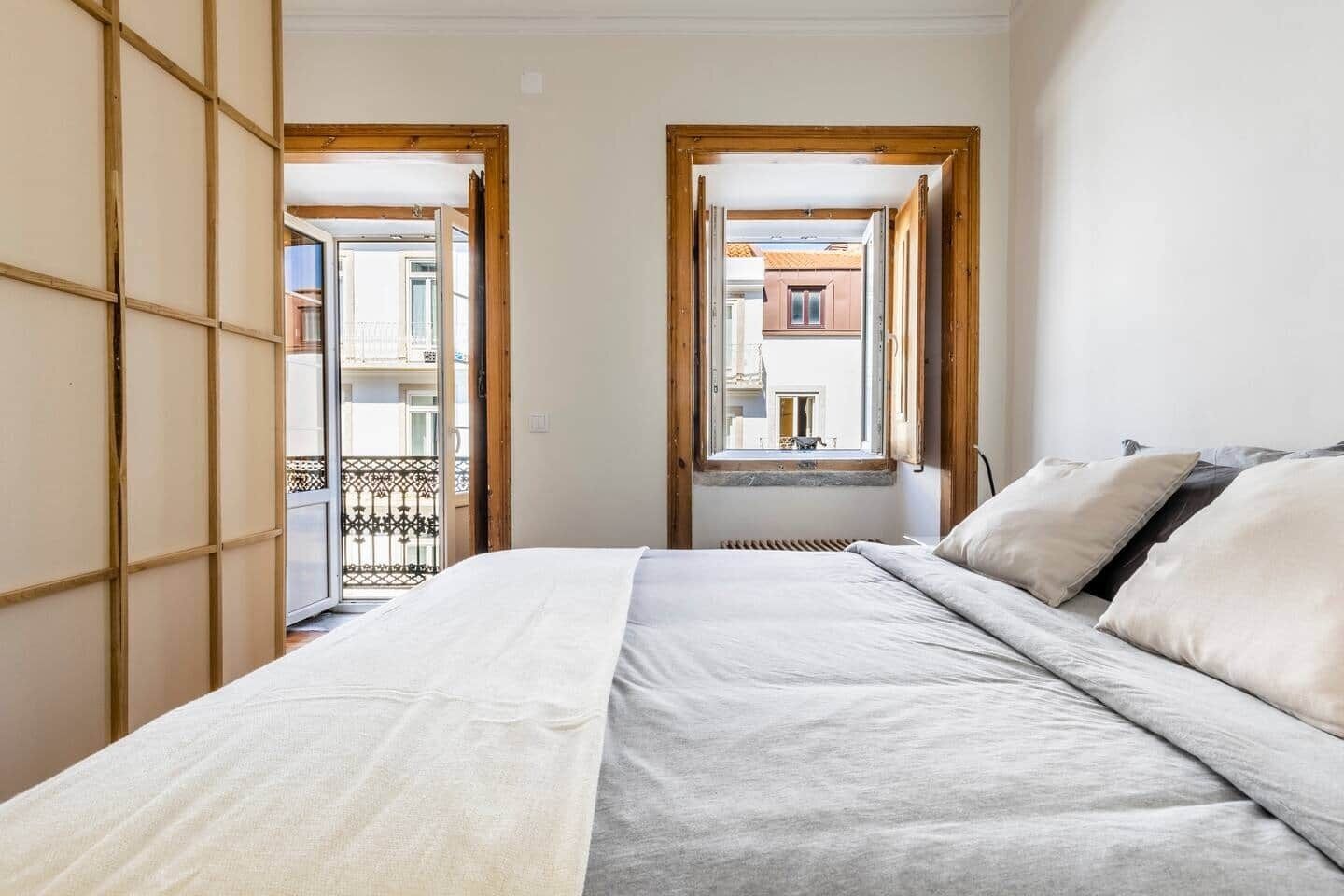 Tabla de planchar con plancha, wifi y ropa de cama 