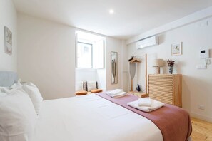 Iron/ironing board, WiFi, bed sheets - Quiet Central Studio Retreat (Lisbon)