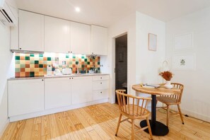 Fridge, microwave, oven, stovetop - Quiet Central Studio Retreat (Lisbon)