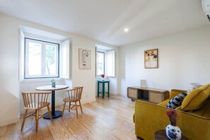 Living area - Central Lisbon Oasis with Patio (Lisbon)