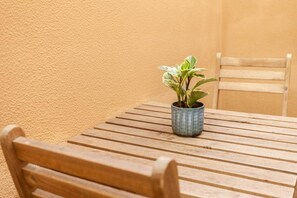 Outdoor dining - Central Lisbon Oasis with Patio (Lisbon)