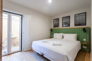 Iron/ironing board, WiFi, bed sheets - Quiet Central Oasis with a Private Patio (Lisbon)