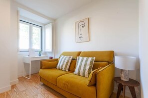 Living area - Quiet Central Oasis with a Private Patio (Lisbon)
