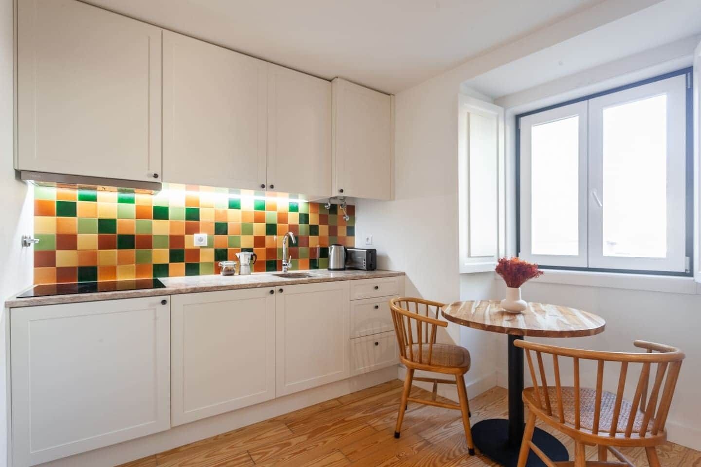 Kjøleskap, mikrobølgeovn, kokeplater og høy barnestol