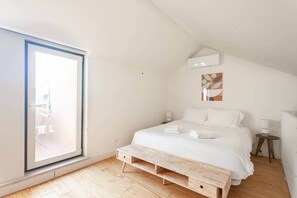 Tabla de planchar con plancha, wifi y ropa de cama 