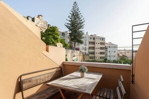 Outdoor dining - Quiet Rooftop Terrace Duplex in City Centre (Lisbon)