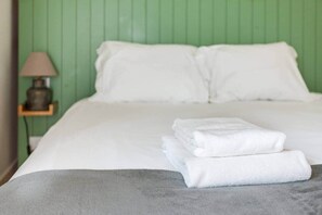 Iron/ironing board, WiFi, bed sheets - Quiet Rooftop Terrace Duplex in City Centre (Lisbon)