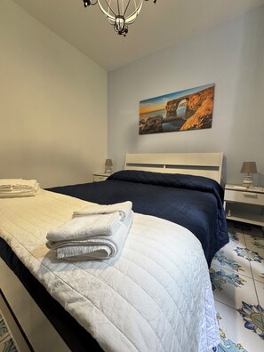 1 dormitorio, tabla de planchar con plancha, wifi y ropa de cama