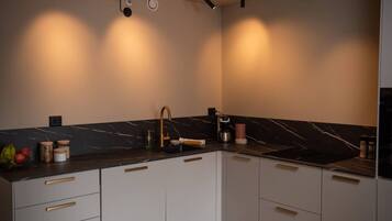 Kühlschrank, Mikrowelle, Ofen, Herdplatte