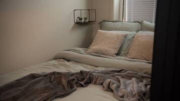 Planxa i posts de planxar, un bressol de viatge, wifi i roba de llit