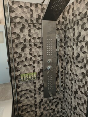 Shower, hair dryer, towels, soap - Cozy 3-bedroom apartment with AC in the heart of Thira (Thira)