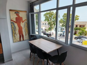 Dining - Cozy 3-bedroom apartment with AC in the heart of Thira (Thira)
