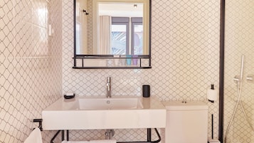 Apartamento, 1 quarto, terraço | Banheiro | Chuveiro, toalhas de banho, sabonete, shampoo