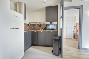 Apartment | Private kitchen | Full-size fridge, microwave, oven, stovetop - Líbere Madrid Malasaña (Madrid)