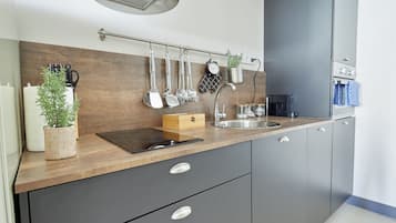 Apartamento Deluxe | Cocina privada | Frigorífico grande, microondas, horno y placa de cocina