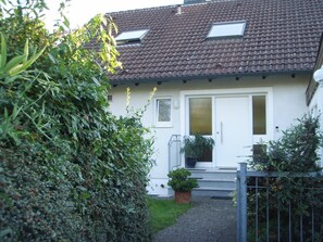 Exterior detail - Apartment, 50 sqm, with private terrace, garden area, and Wi-Fi (Immenstaad am Bodensee)