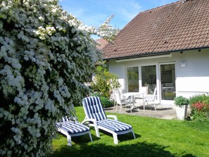 Terrace/patio - Apartment, 50 sqm, with private terrace, garden area, and Wi-Fi (Immenstaad am Bodensee)