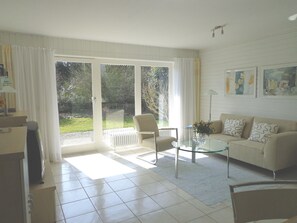 Een televisie en een stereo