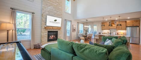 Een smart-tv, een open haard, videogames en een tafeltennistafel