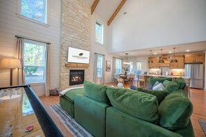 Smart-TV, Kamin, Videospiele, Tischtennisplatte