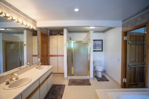 Jetted bath, hair dryer, towels, soap - Upper Villa at Holiday Valley (Ellicottville)