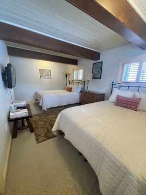 Een strijkplank/strijkijzer, reisbedje, gratis wifi, beddengoed