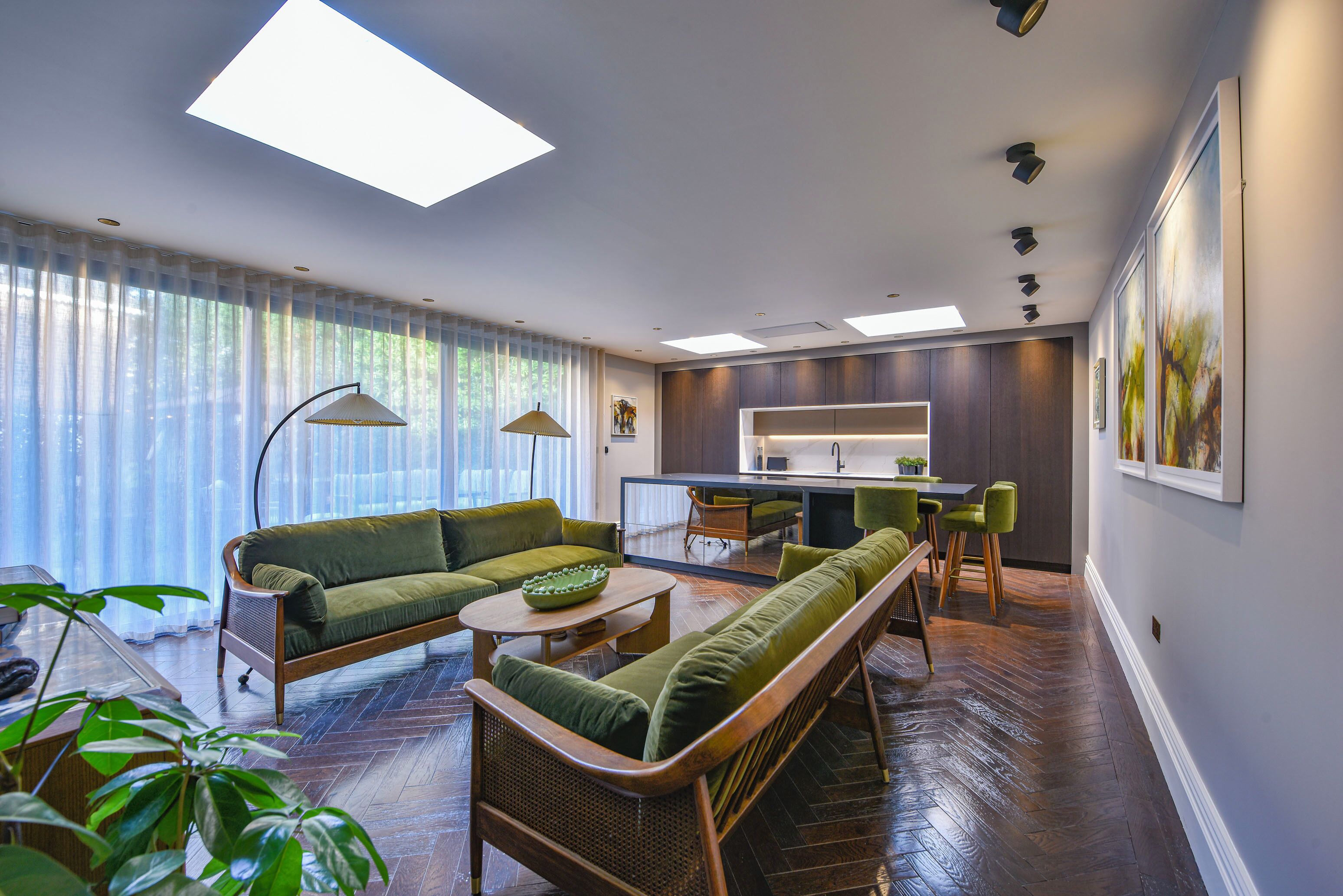 TV connectée, livres, vidéothèque