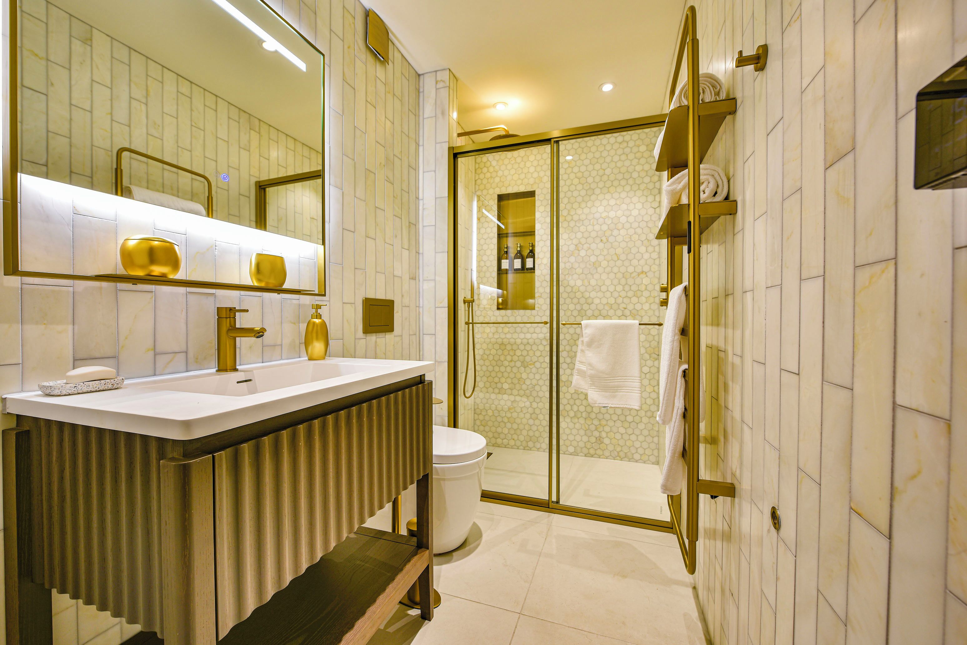 Douche, sèche-cheveux, serviettes fournies, savon