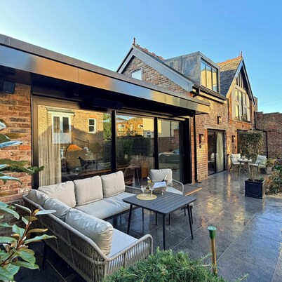 Exquisite & Homely 105sqm Villa w/ Terrace - 2 BR - Elegant Escape 10 mins to CC