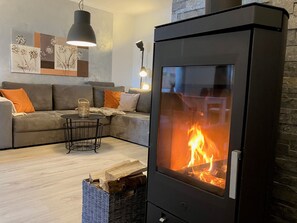 Fernseher, Kamin, Stereoanlage