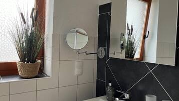 Dusche, Haartrockner, Handtücher