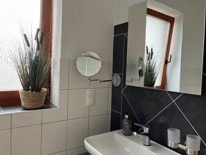 Dusche, Haartrockner, Handtücher