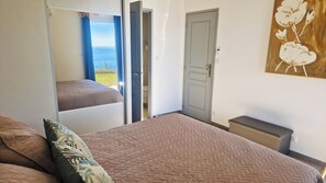 Tabla de planchar con plancha, wifi gratis y ropa de cama 