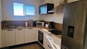 Refrigerador, microondas, horno, placa de cocina